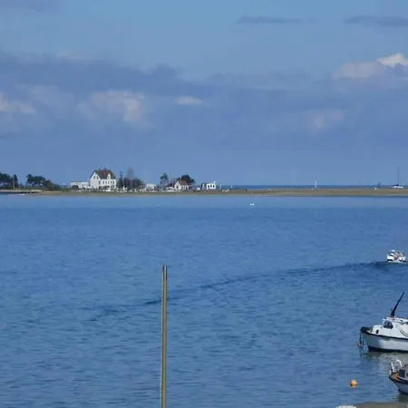 Forest-edge Family Retreat Ferienhaus