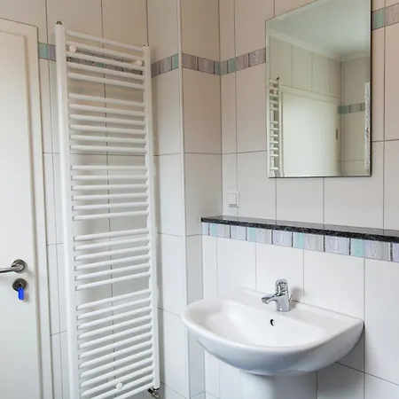 Forest-edge Family Retreat Ferienhaus Leideneck